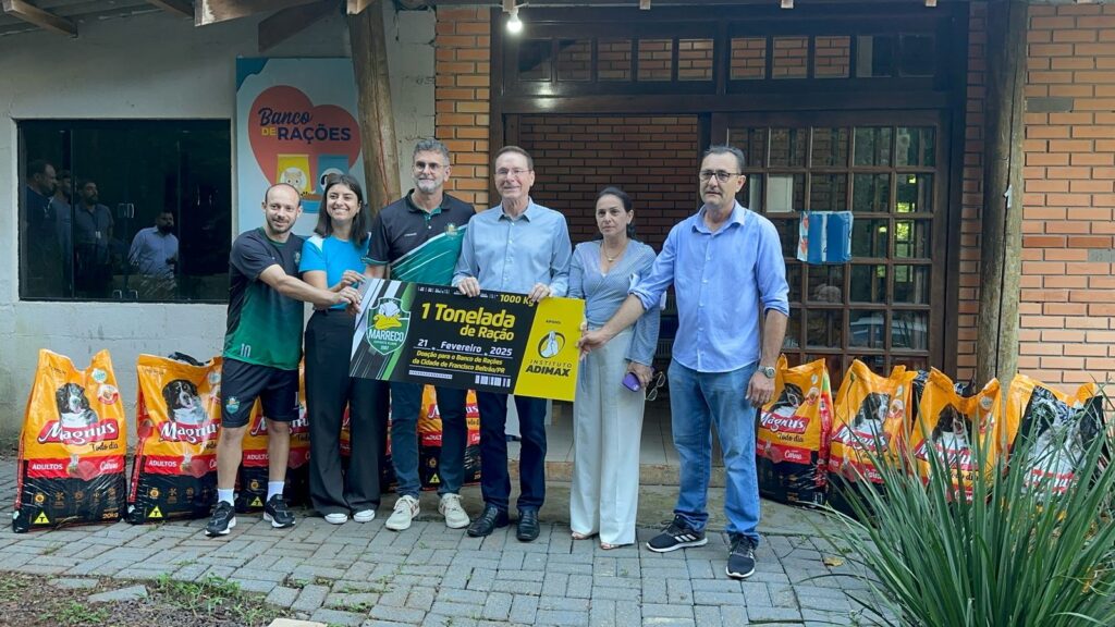 Entrega de uma tonelada de ração de cães e gatos: atleta Canhoto, Rozilene dos Santos (representante da Adimax), presidente do Marreco, Luiz Sérgio Lavarda, prefeito Antonio Pedron, secretária de Saúde, Cíntia Ramos e o secretário de Meio Ambiente, Antonio Cezar Soares.